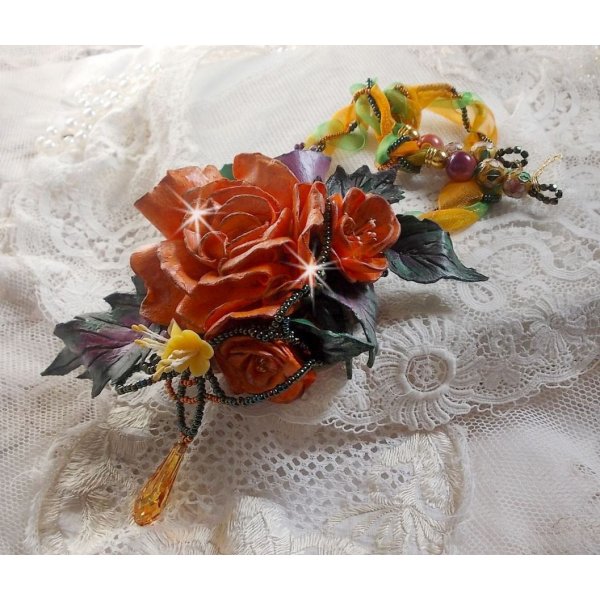 Douceur de Printemps vedh&aelig;ng halsk&aelig;de skabt i koldt porcel&aelig;n og forskellige perler