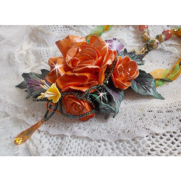 Douceur de Printemps vedh&aelig;ng halsk&aelig;de skabt i koldt porcel&aelig;n og forskellige perler