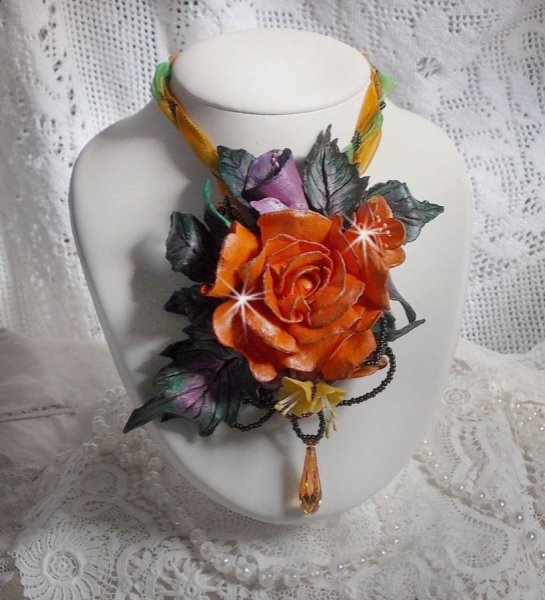 Douceur de Printemps vedh&aelig;ng halsk&aelig;de skabt i koldt porcel&aelig;n og forskellige perler