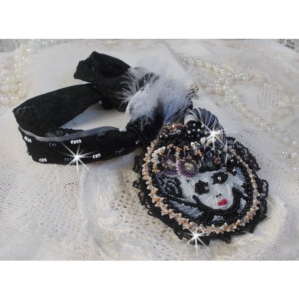 Sort fe vedh&aelig;ngsk&aelig;de med en smuk silke- og perlehat.