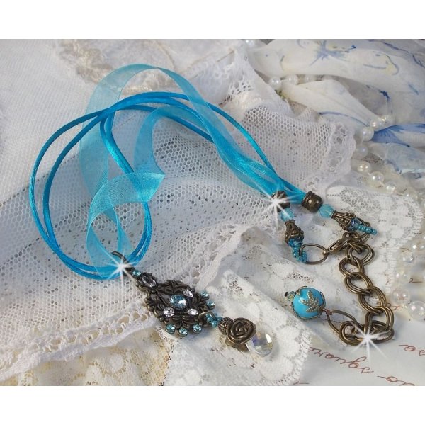 Lady in Blue vedh&aelig;ng halsk&aelig;de monteret med Swarovski-krystaller, blomsterafstandsstykker, l&oslash;vkopper og b&aring;nd