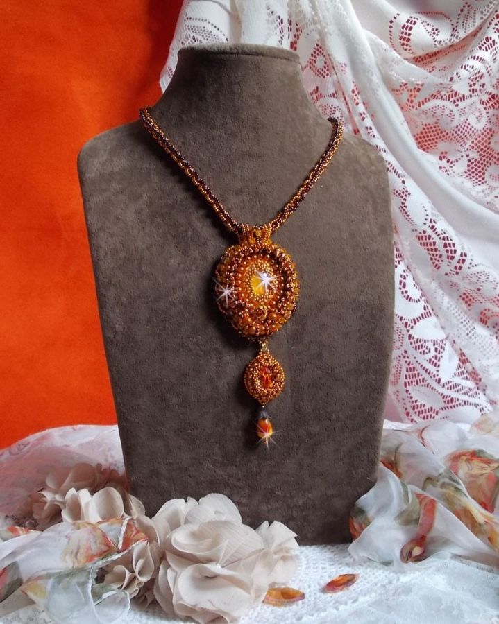 Lady in Orange halskæde er broderet med Swarovski krystaller, Miyuki frøperler og magiske perler.