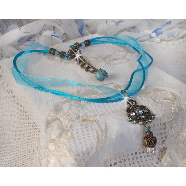 Lady in Blue vedh&aelig;ng halsk&aelig;de monteret med Swarovski-krystaller, blomsterafstandsstykker, l&oslash;vkopper og b&aring;nd