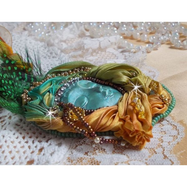 Collier pendentif Lune V&eacute;nitienne brod&eacute; avec un tr&egrave;s beau ruban de soie, des cristaux de Swarovski et d'autres perles de qualit&eacute; 