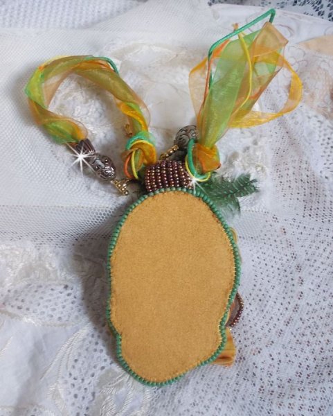 Collier pendentif Lune V&eacute;nitienne brod&eacute; avec un tr&egrave;s beau ruban de soie, des cristaux de Swarovski et d'autres perles de qualit&eacute; 