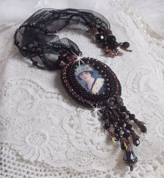 Midnight Daisy halsk&aelig;de med sorte perler og Swarovski-krystaller