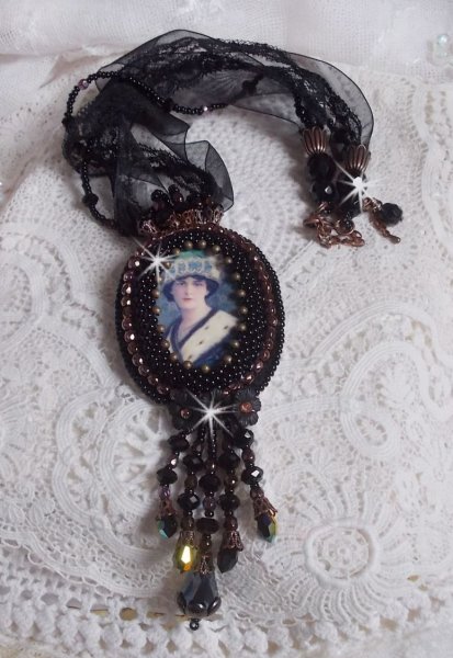 Midnight Daisy halsk&aelig;de med sorte perler og Swarovski-krystaller