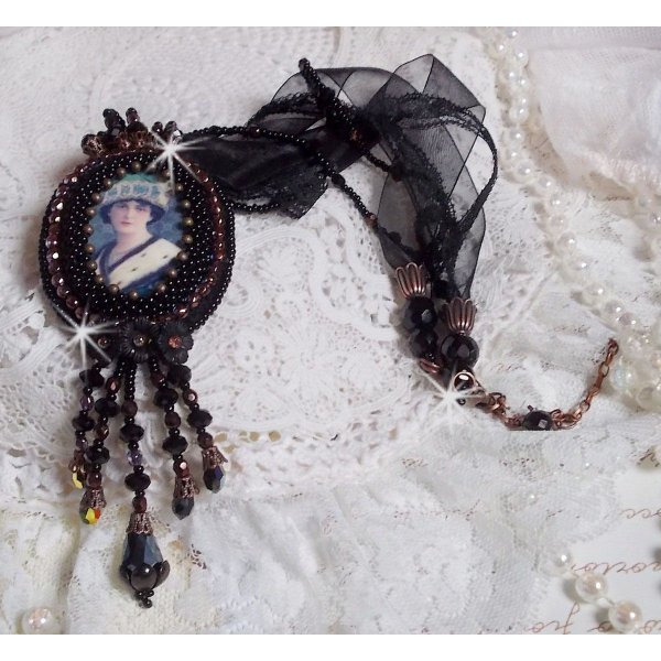 Midnight Daisy halsk&aelig;de med sorte perler og Swarovski-krystaller