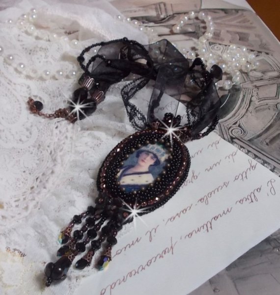 Midnight Daisy halsk&aelig;de med sorte perler og Swarovski-krystaller