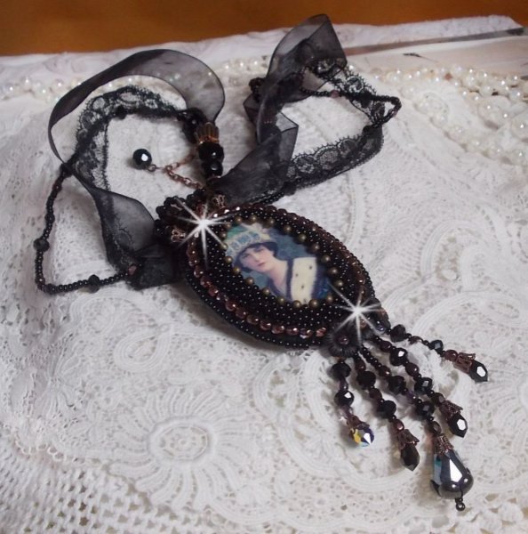 Midnight Daisy halsk&aelig;de med sorte perler og Swarovski-krystaller