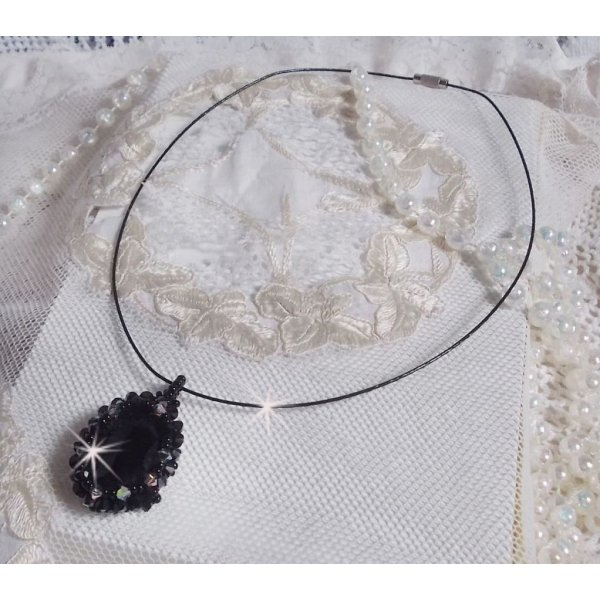 Mirano halsk&aelig;de med vedh&aelig;ng med Swarovski-krystaller og sorte fr&oslash;perler