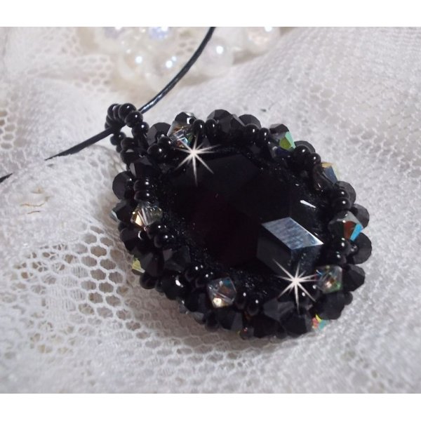 Mirano halsk&aelig;de med vedh&aelig;ng med Swarovski-krystaller og sorte fr&oslash;perler