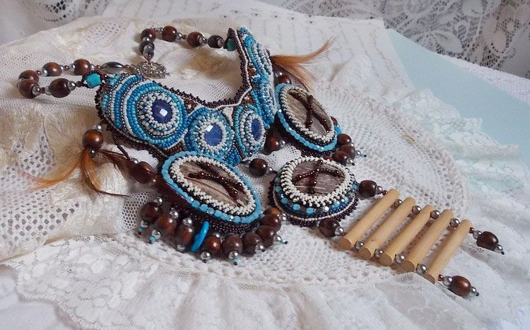 Collier Plaston Haute-Couture Typie Blue - Danse avec les Loups avec des perles semi-précieuses et des perles diverses