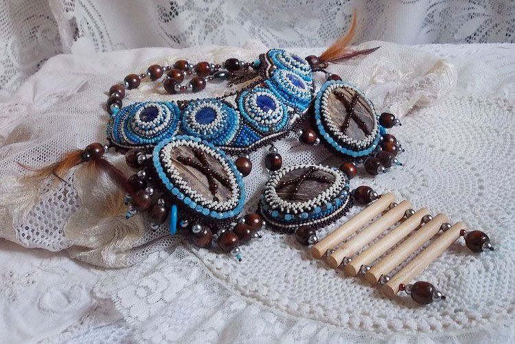 Collier Plaston Haute-Couture Typie Blue - Danse avec les Loups avec des perles semi-précieuses et des perles diverses