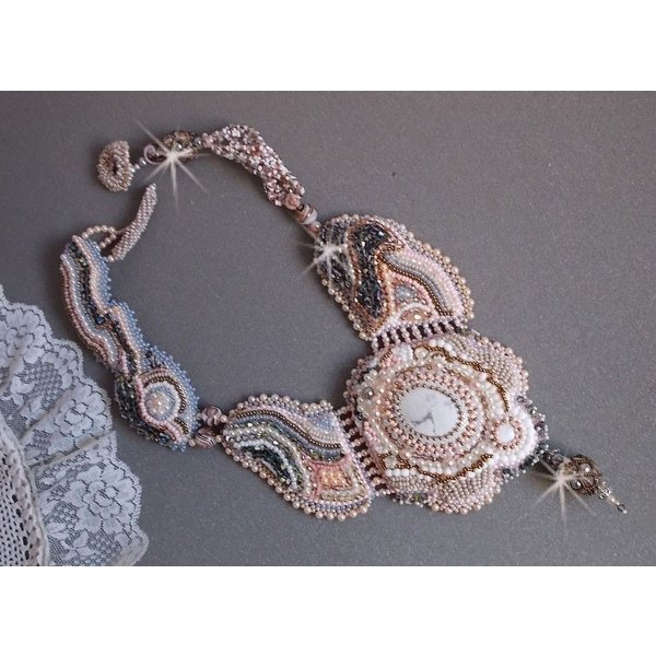 Angelique Marquise des Anges Haute-Couture halsk&aelig;de broderet med &aelig;delstene og Swarovski-krystaller