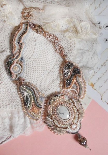 Angelique Marquise des Anges Haute-Couture halsk&aelig;de broderet med &aelig;delstene og Swarovski-krystaller