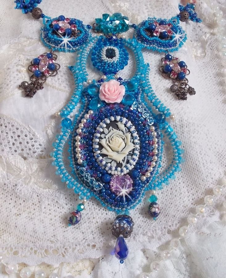 Belle Epoque halskæde, Haute-Couture broderet med Swarovski krystaller og forskellige smukke perler