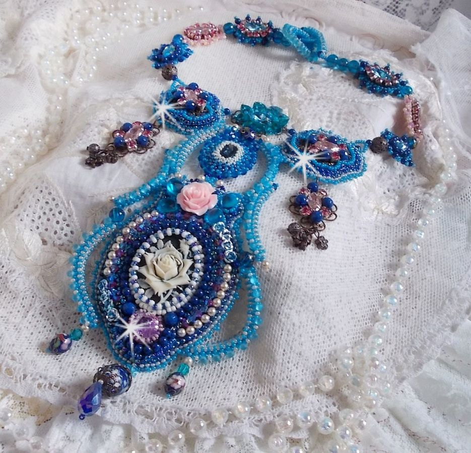 Belle Epoque halskæde, Haute-Couture broderet med Swarovski krystaller og forskellige smukke perler