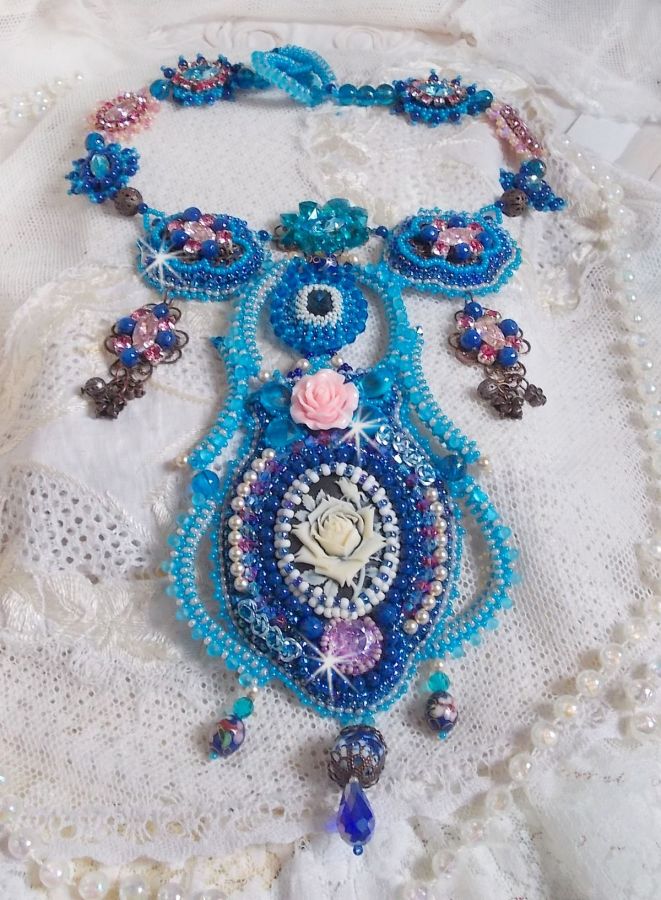 Belle Epoque halskæde, Haute-Couture broderet med Swarovski krystaller og forskellige smukke perler