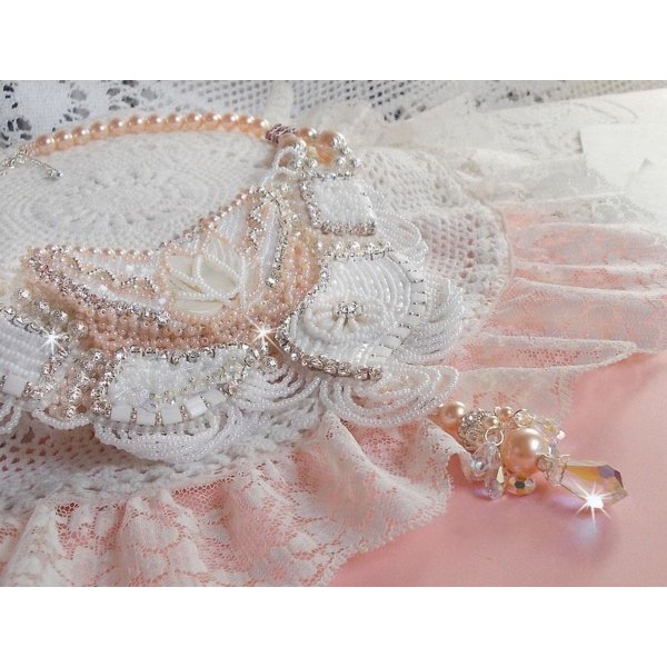 Bouquet d'un Jour halsk&aelig;de broderet med perlemorsblomster, krystaller, runde filigranperler, 925/1000 s&oslash;lv og kvalitetsfr&oslash;perler 