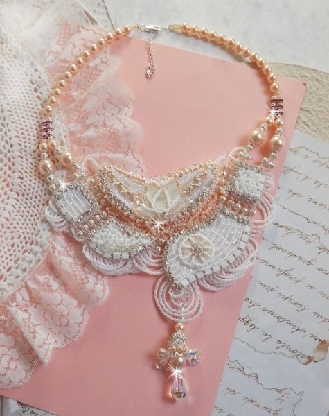 Bouquet d'un Jour halsk&aelig;de broderet med perlemorsblomster, krystaller, runde filigranperler, 925/1000 s&oslash;lv og kvalitetsfr&oslash;perler 