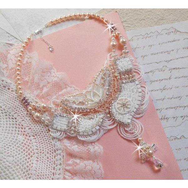 Bouquet d'un Jour halsk&aelig;de broderet med perlemorsblomster, krystaller, runde filigranperler, 925/1000 s&oslash;lv og kvalitetsfr&oslash;perler 