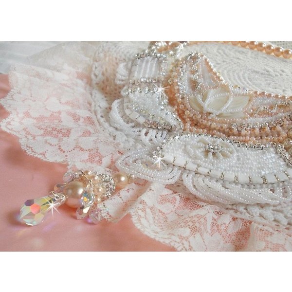 Bouquet d'un Jour halsk&aelig;de broderet med perlemorsblomster, krystaller, runde filigranperler, 925/1000 s&oslash;lv og kvalitetsfr&oslash;perler 