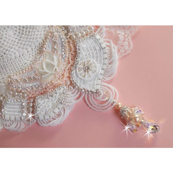 Bouquet d'un Jour halsk&aelig;de broderet med perlemorsblomster, krystaller, runde filigranperler, 925/1000 s&oslash;lv og kvalitetsfr&oslash;perler 