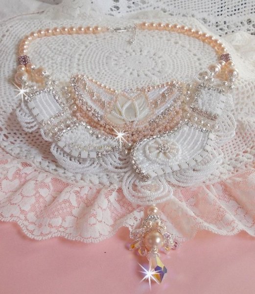 Bouquet d'un Jour halsk&aelig;de broderet med perlemorsblomster, krystaller, runde filigranperler, 925/1000 s&oslash;lv og kvalitetsfr&oslash;perler 