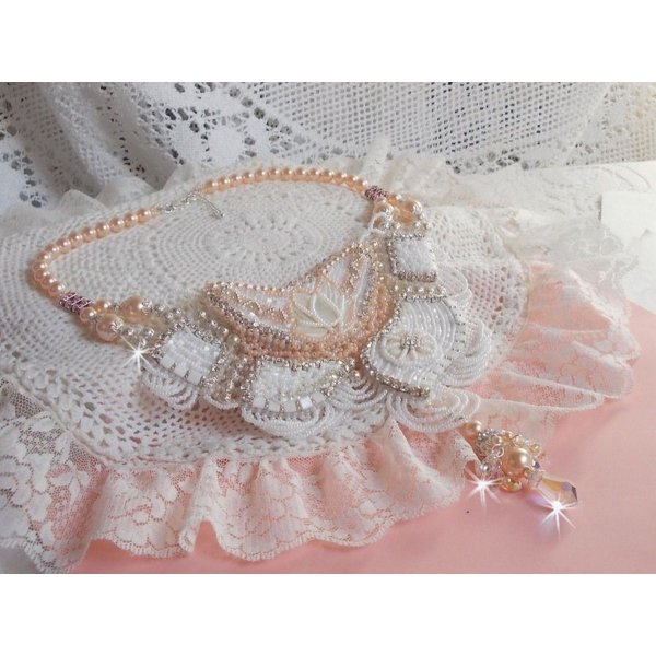 Bouquet d'un Jour halsk&aelig;de broderet med perlemorsblomster, krystaller, runde filigranperler, 925/1000 s&oslash;lv og kvalitetsfr&oslash;perler 