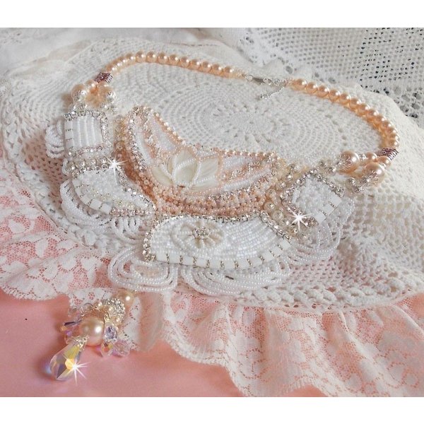 Bouquet d'un Jour halsk&aelig;de broderet med perlemorsblomster, krystaller, runde filigranperler, 925/1000 s&oslash;lv og kvalitetsfr&oslash;perler 