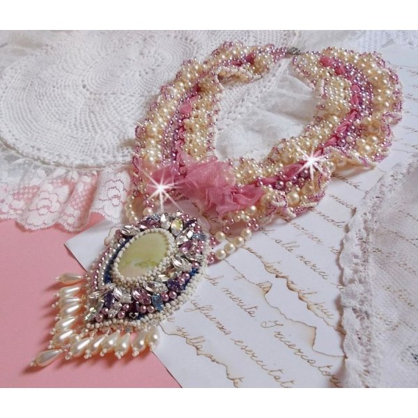 D&eacute;tente halsk&aelig;de broderet med perleperler i harmoni med andre kvalitetsperler