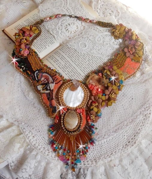 Eksotisk Envol halsk&aelig;de broderet med blonder, perleperler, forskellige perler af meget smuk kvalitet i Haute-Couture stil