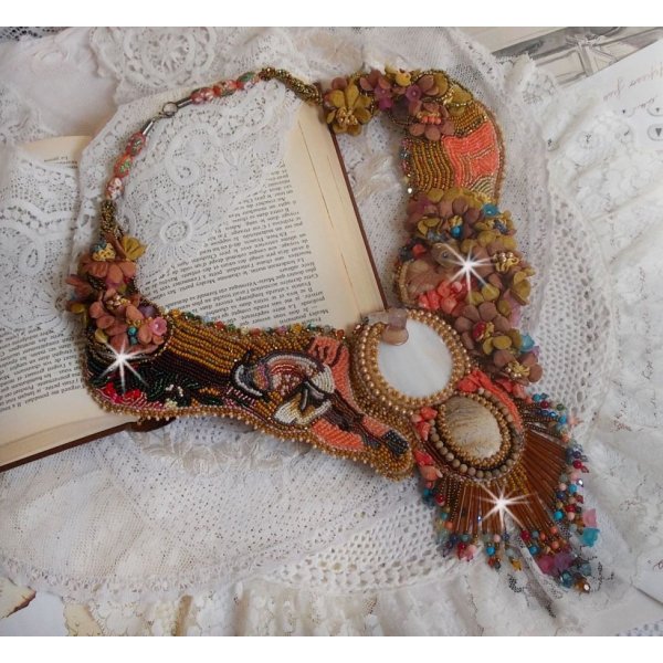 Eksotisk Envol halsk&aelig;de broderet med blonder, perleperler, forskellige perler af meget smuk kvalitet i Haute-Couture stil