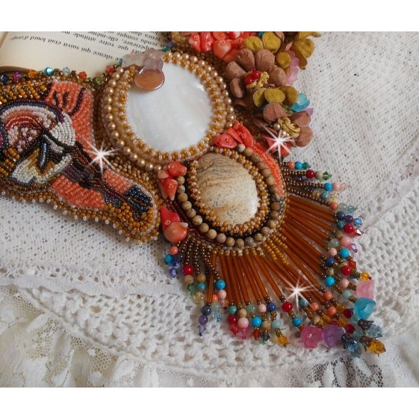 Eksotisk Envol halsk&aelig;de broderet med blonder, perleperler, forskellige perler af meget smuk kvalitet i Haute-Couture stil