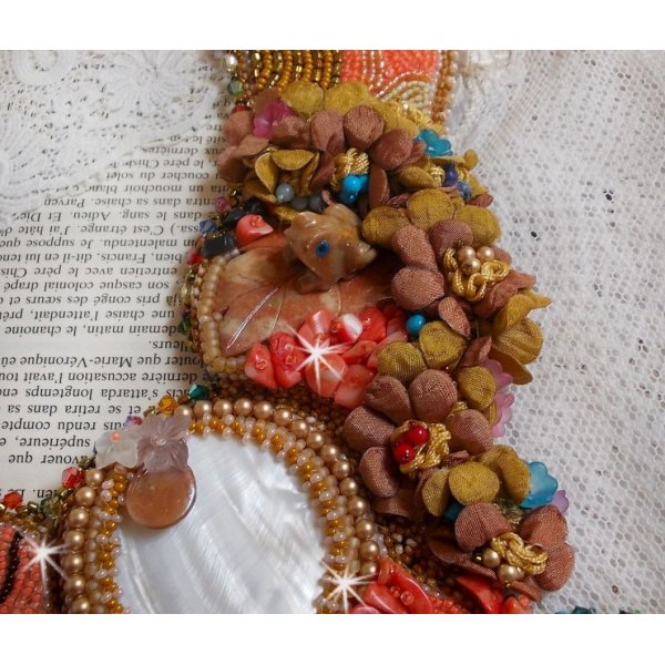 Eksotisk Envol halsk&aelig;de broderet med blonder, perleperler, forskellige perler af meget smuk kvalitet i Haute-Couture stil