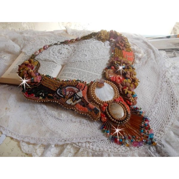 Eksotisk Envol halsk&aelig;de broderet med blonder, perleperler, forskellige perler af meget smuk kvalitet i Haute-Couture stil