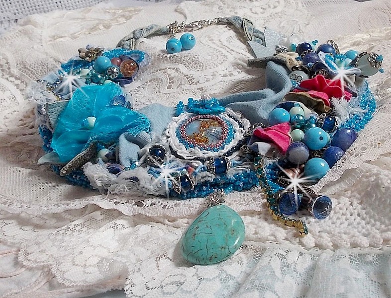 Wild West halsk&aelig;de, en trend fra det amerikanske vesten med halv&aelig;delsten og forskellige perler.