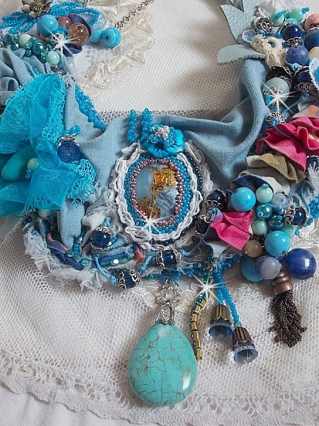 Wild West halsk&aelig;de, en trend fra det amerikanske vesten med halv&aelig;delsten og forskellige perler.