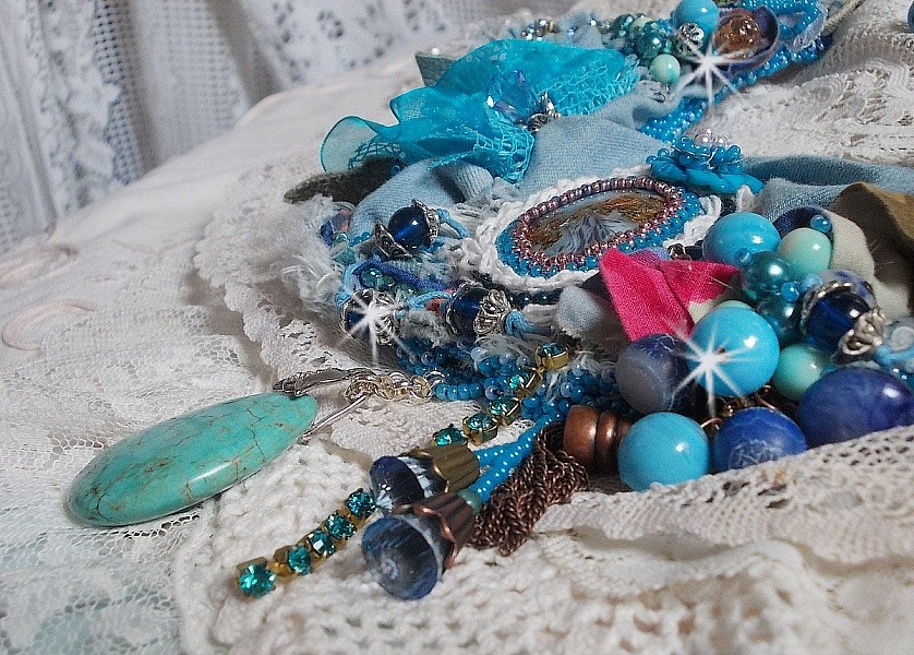 Wild West halsk&aelig;de, en trend fra det amerikanske vesten med halv&aelig;delsten og forskellige perler.