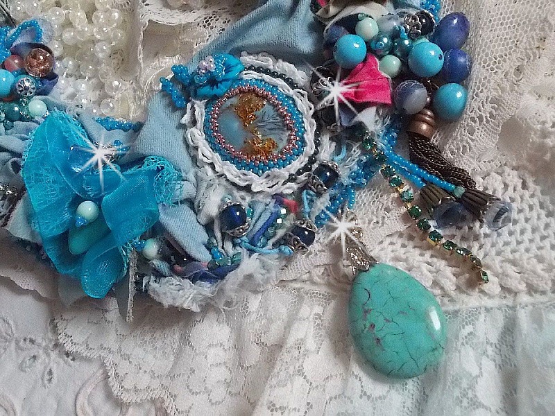 Wild West halsk&aelig;de, en trend fra det amerikanske vesten med halv&aelig;delsten og forskellige perler.