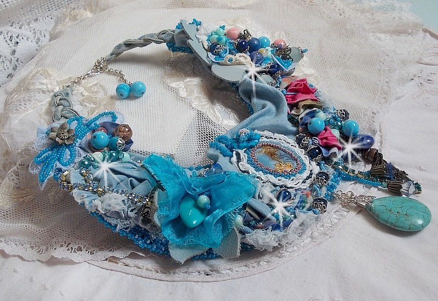 Wild West halsk&aelig;de, en trend fra det amerikanske vesten med halv&aelig;delsten og forskellige perler.