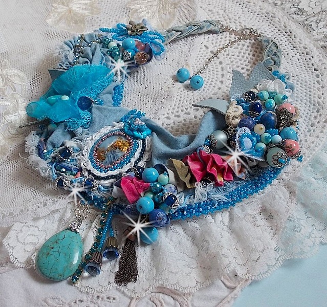 Wild West halsk&aelig;de, en trend fra det amerikanske vesten med halv&aelig;delsten og forskellige perler.