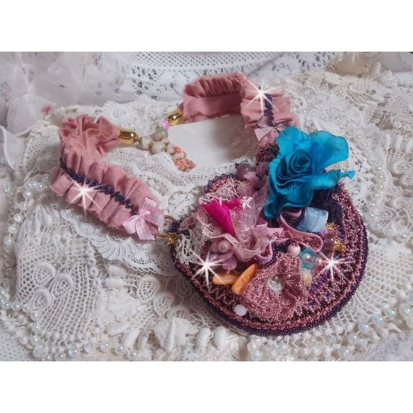 Jardin Po&eacute;tique halsk&aelig;de med blonder, Swarovski-krystaller, perler, fr&oslash;perler, 18 karat forgyldt s&oslash;lv og halv&aelig;delperler