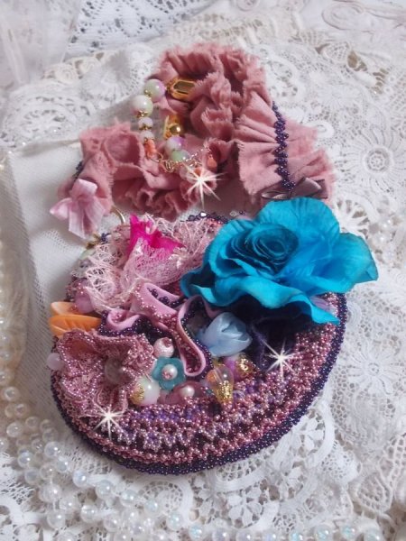 Jardin Po&eacute;tique halsk&aelig;de med blonder, Swarovski-krystaller, perler, fr&oslash;perler, 18 karat forgyldt s&oslash;lv og halv&aelig;delperler