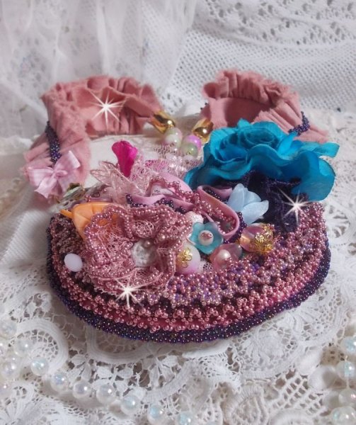 Jardin Po&eacute;tique halsk&aelig;de med blonder, Swarovski-krystaller, perler, fr&oslash;perler, 18 karat forgyldt s&oslash;lv og halv&aelig;delperler