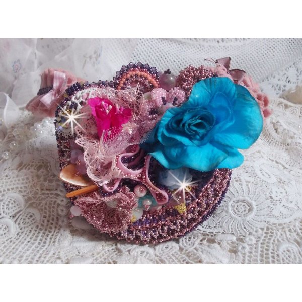 Jardin Po&eacute;tique halsk&aelig;de med blonder, Swarovski-krystaller, perler, fr&oslash;perler, 18 karat forgyldt s&oslash;lv og halv&aelig;delperler