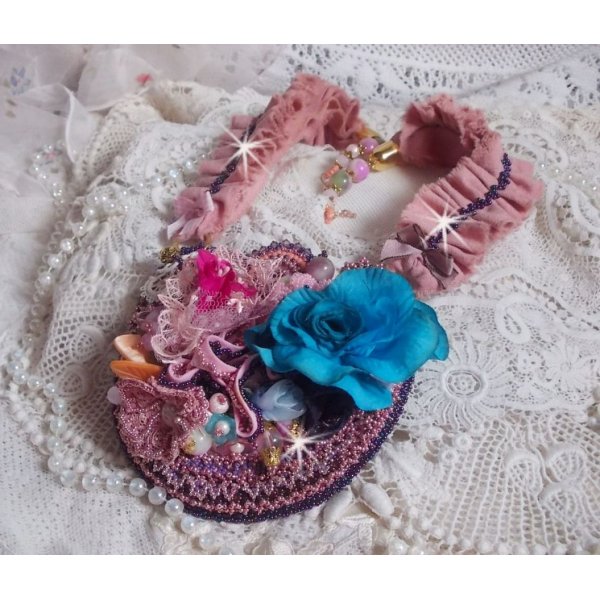 Jardin Po&eacute;tique halsk&aelig;de med blonder, Swarovski-krystaller, perler, fr&oslash;perler, 18 karat forgyldt s&oslash;lv og halv&aelig;delperler