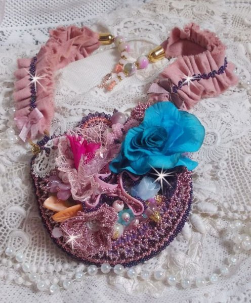 Jardin Po&eacute;tique halsk&aelig;de med blonder, Swarovski-krystaller, perler, fr&oslash;perler, 18 karat forgyldt s&oslash;lv og halv&aelig;delperler