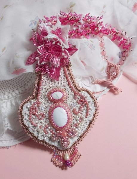 Pink Lily halsk&aelig;de med hvid Howlite &aelig;delsten, fr&oslash;perler, blonder og forskellige perler Haute-Couture stil